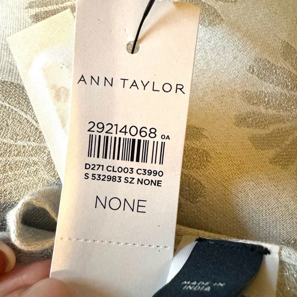 NWT - Ann Taylor - Shimmer Daisy Woven Scarf - Picture 7 of 9